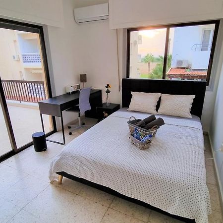 Cozy Beach Apt / 100 Mbit+ Netflix / Near Airport Larnaca Bagian luar foto