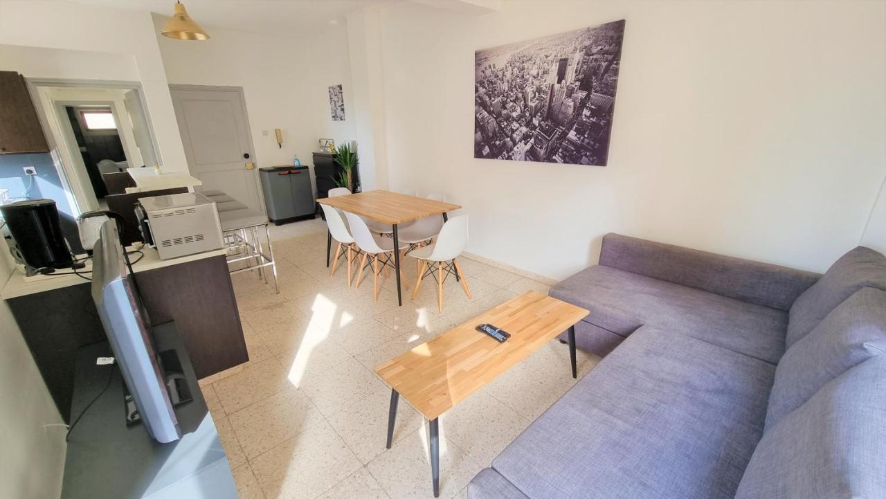 Cozy Beach Apt / 100 Mbit+ Netflix / Near Airport Larnaca Bagian luar foto