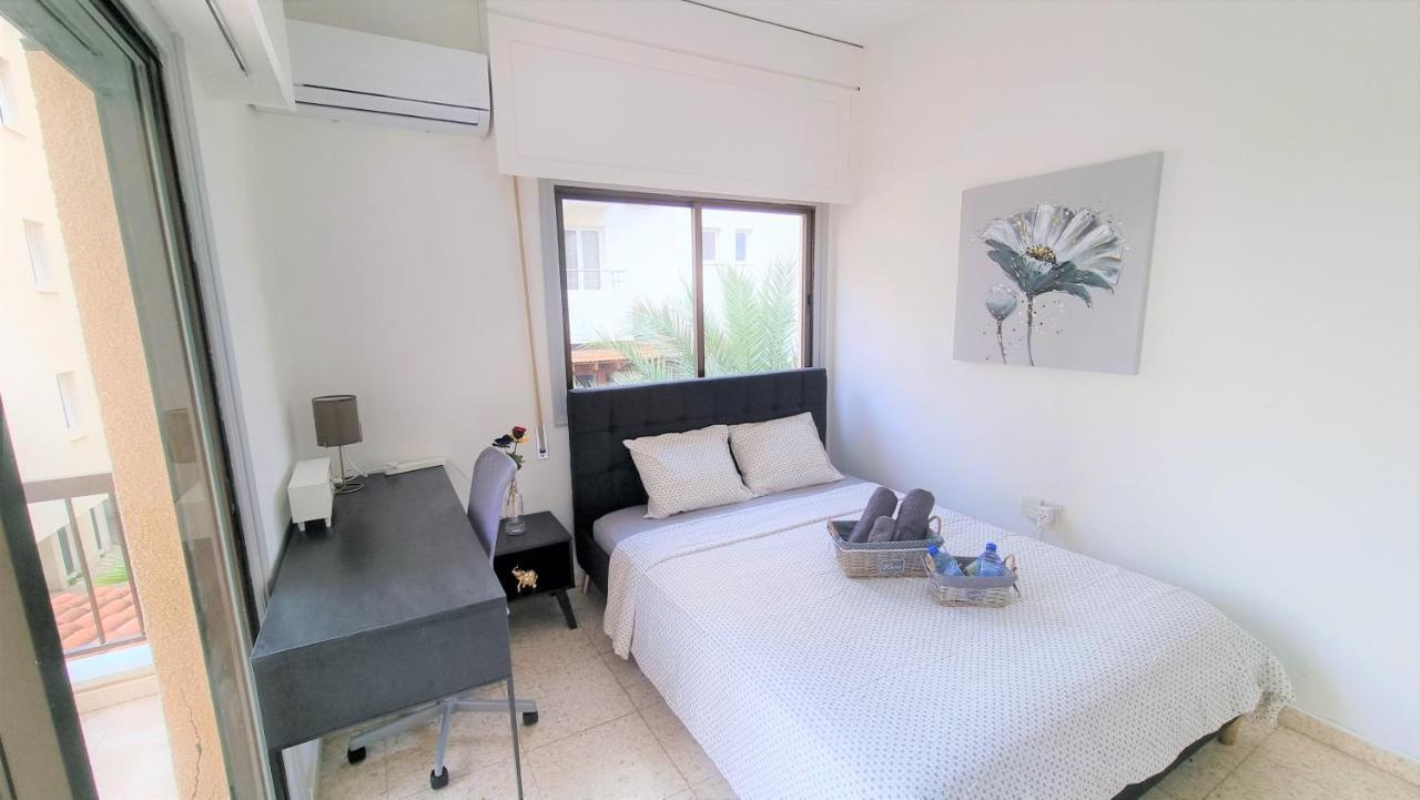 Cozy Beach Apt / 100 Mbit+ Netflix / Near Airport Larnaca Bagian luar foto