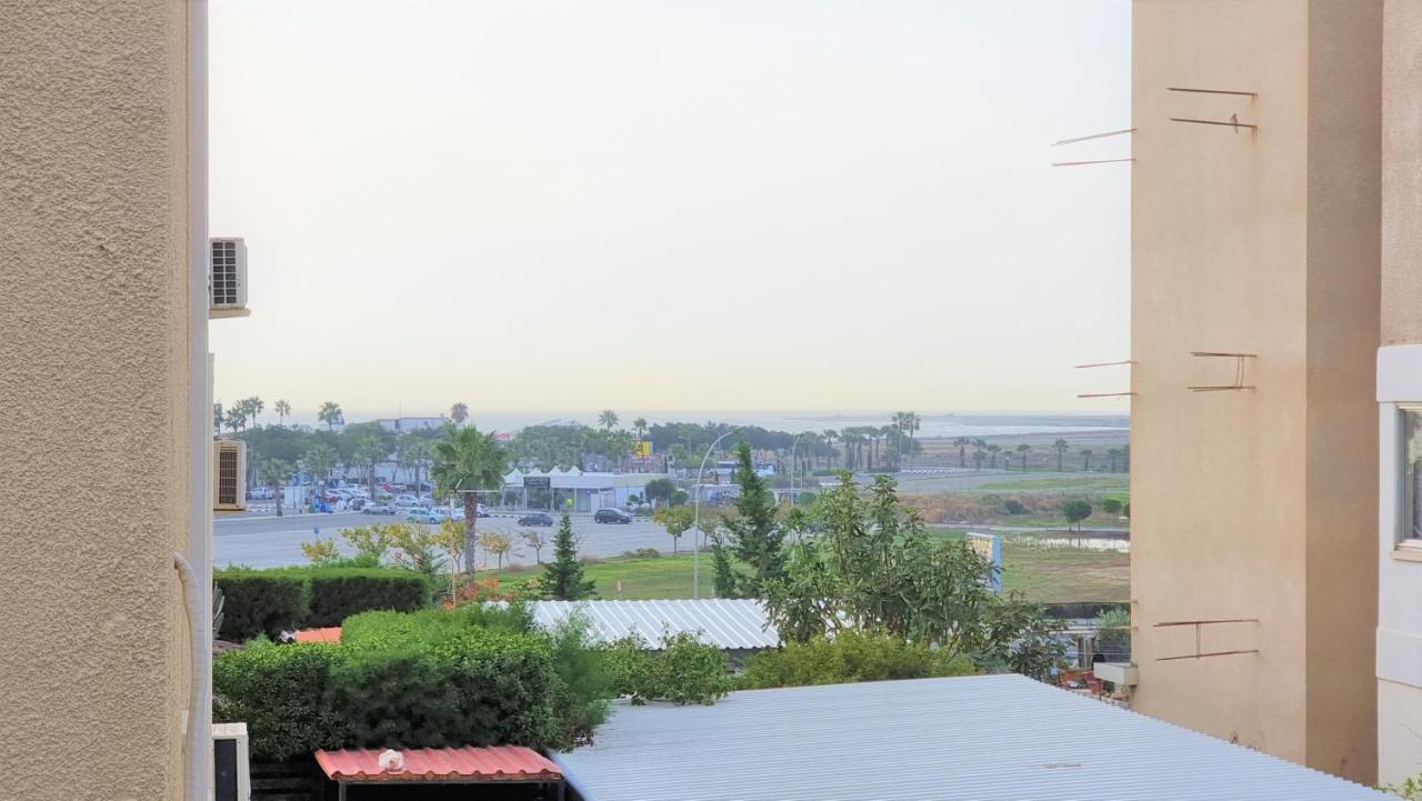 Cozy Beach Apt / 100 Mbit+ Netflix / Near Airport Larnaca Bagian luar foto