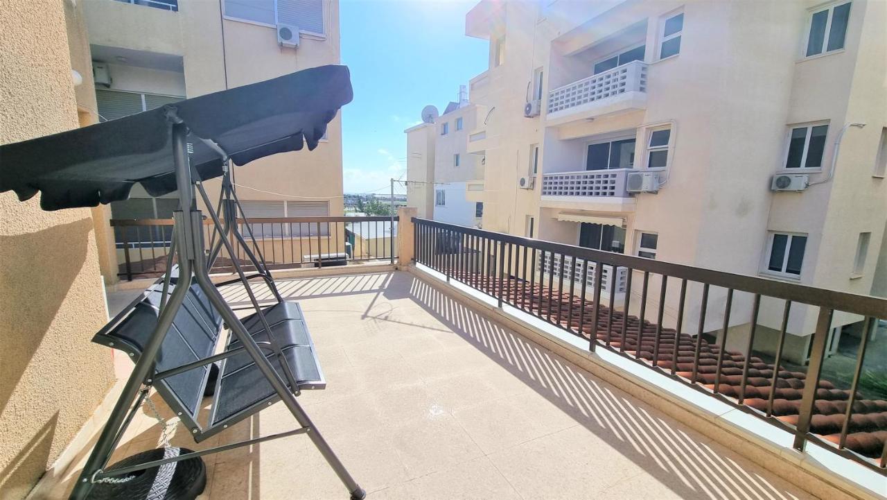 Cozy Beach Apt / 100 Mbit+ Netflix / Near Airport Larnaca Bagian luar foto